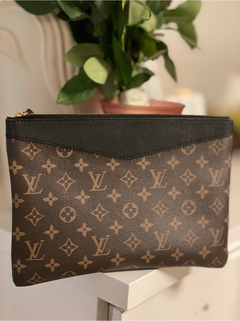 Louis Vuitton Daily Pouch Monogram w/ Receipt - Excellent Condition